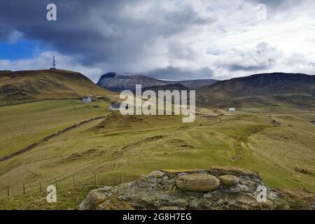 Schottische Landschaftsansicht vom Dultulm Castle mit hügeligem Gelände, Vegetation und ländlichem Hotel, Isle of Skye - Großbritannien. Stockfoto