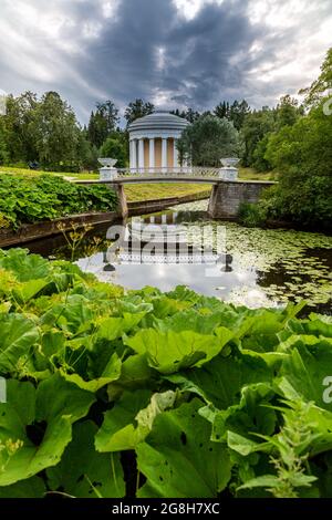 Das Staatliche Museum-Reserve Pawlowsk. St. Petersburg, Russland - 10. juli 2019: Pavillon des Tempels der Freundschaft in der Nähe des Flusses Slawjanka Stockfoto