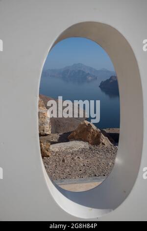 Landschaftsansicht Khasab, Musandam. Ein Buchstabe O an einem touristischen Aussichtspunkt mit Landschaftshintergrund Stockfoto