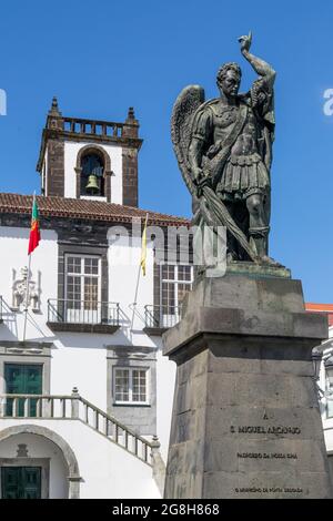 Statue des Erzengels Michael unter dem Rathaus von Camara, Ponta Delgada, Sao Miguel Island, Azoren, Portugal Stockfoto