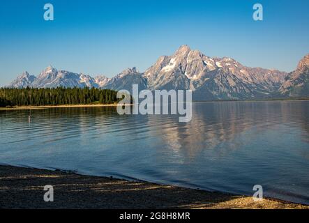 Sonnenaufgang über den Tetons und Lake Jackson Stockfoto