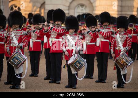 Horse Guards Parade, London, Großbritannien. 20. Juli 2021. Erste Aufführung mit Publikum für das Militärmusikspektakel The Sword & the Crown in Horse Guards Parade, das bis zum 22. Juli stattfindet, dem ersten öffentlichen Auftritt der massierten Bands der Household Division seit Juni 2019. An einem heißen und sonnigen Abend sind die Band of the HAC, die Band of the Royal Yeomanry, Pipes & Drums des Londoner Regiments und das Corps of Drums des HAC zu sehen. Quelle: Malcolm Park/Alamy Live News. Stockfoto