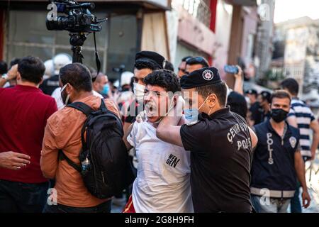 Istanbul, Türkei. Juli 2021. Die Polizei verhaftete während der Demonstration einen Protestierenden. Die Polizei griff in die Gruppe ein, die sich im Istanbuler Stadtteil Kadikoy zum Gedenken an den 6. Jahrestag des Massakers von Suruc versammelt hatte. Es wurden Kunststoffgaskanister geworfen und zahlreiche Verhaftungen durchgeführt. Einige Pressevertreter und Demonstranten wurden von Gummigeschossen getroffen. Während der Intervention gegen die Demonstranten nahm die Polizei alle Pressevertreter aus dem Gebiet. Kredit: SOPA Images Limited/Alamy Live Nachrichten Stockfoto