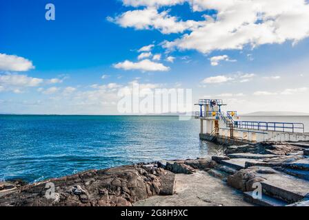 Die Küste in Salthill mit Blick auf die Galway Bay, Irland, entlang der Promenade an einem sonnigen, hellen Tag. Stockfoto