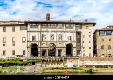 Das Loggiato der Uffizien, ein Innenhof zwischen den Galerien der Uffizien, mit Nischen und Statuen, mit Blick auf den Fluss Arno, Florenz, Italien Stockfoto