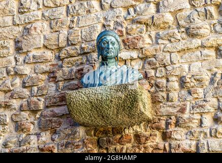 Bronzebüste von Dante Alighieri, an der Seite seines Hausmuseums, erbaut im 19. Jahrhundert, wo er einst sein ursprüngliches Haus hatte, in Florenz, Italien Stockfoto