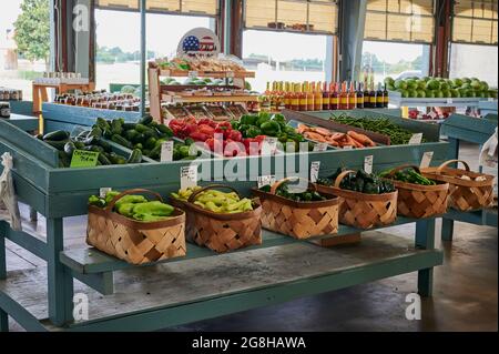 Frisches Obst, Gemüse und Produkte werden auf einem lokalen Bauern- oder Bauernmarkt in Montgomery, Alabama, USA, verkauft. Stockfoto