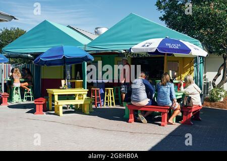 Menschen, die in einem Taco-Bar-Restaurant im Freien im Ferienort Seaside Florida, USA, essen. Stockfoto