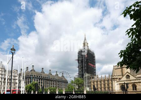 Elizabeth Tower alias Big Ben mit Gerüsten bedeckt und der Palast von Westminster vom Parliament Square Garden aus gesehen. Stockfoto