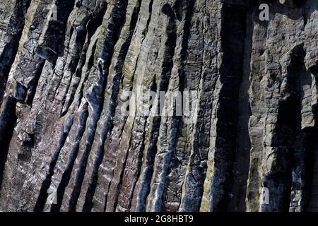 Basaltsäulen auf den Klippen des Dorfes Arnastapi Stockfoto