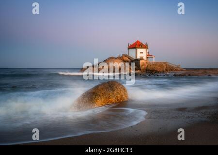 Senhor da Pedra ikonische Kapelle am Strand in Miramar, Portugal Stockfoto