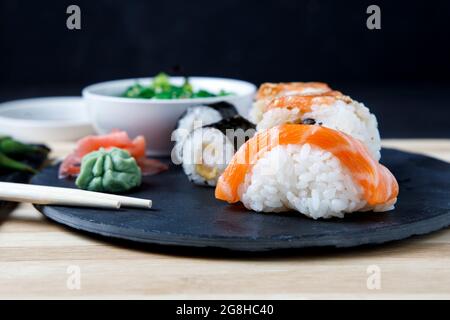 Auswahl an Sushi, Niguiri und Brötchen mit Wasabi Stockfoto