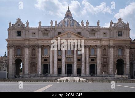 Ein anderer oder alternativer Panoramablick zwischen den Bars eines Zauns der St. Peter Kirche in der Vatikanstadt Stockfoto