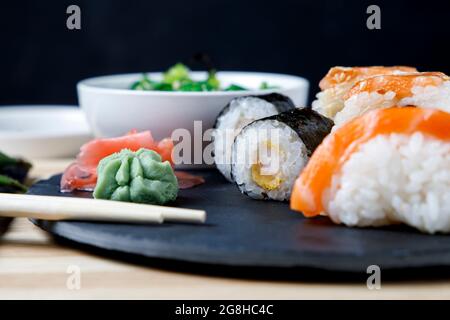 Auswahl an Sushi, Niguiri und Brötchen mit Wasabi Stockfoto