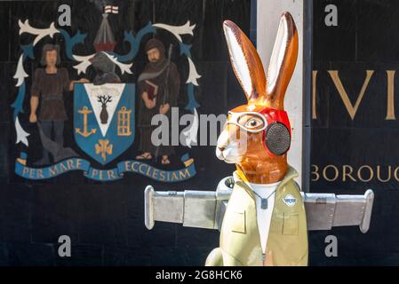 Pilot Hase außerhalb von Southend am Sea Civic Center als Teil des Hares about Town Art Trail. Hare Force Pilotenskulptur Stockfoto