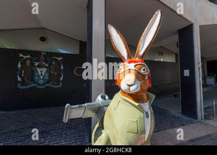 Pilot Hase außerhalb von Southend am Sea Civic Center als Teil des Hares about Town Art Trail. Hare Force Pilotenskulptur Stockfoto