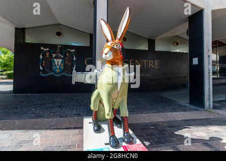 Pilot Hase außerhalb von Southend am Sea Civic Center als Teil des Hares about Town Art Trail. Hare Force Pilotenskulptur Stockfoto