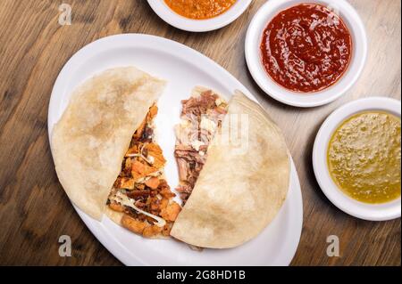Pastor Fleisch Tacos mit Mais-Tortillas. Traditionelles mexikanisches Essen. Stockfoto