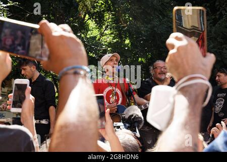 Genua, Italien. Juli 2021. Sänger Manu Chao spricht anlässlich des zwanzigsten Jahrestages der Tötung von Carlo Giuliani auf der Piazza Alimonda während des G8-politischen Forums. Quelle: MLBARIONA/Alamy Live News Stockfoto