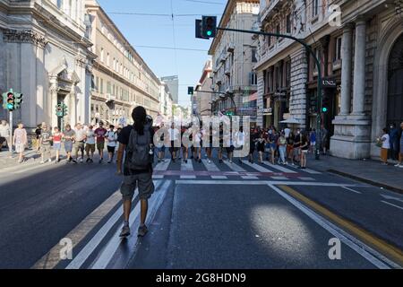 Genua, Italien. Juli 2021. Menschen demonstrieren anlässlich des zwanzigsten Jahrestages der Tötung von Carlo Giuliani während des politischen Forums der G8. Quelle: MLBARIONA/Alamy Live News Stockfoto