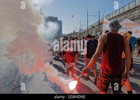 Genua, Italien. Juli 2021. Die Menschen demonstrieren anlässlich des zwanzigsten Jahrestages der Tötung von Carlo Giuliani während des politischen Forums der G8. Quelle: MLBARIONA/Alamy Live News Stockfoto