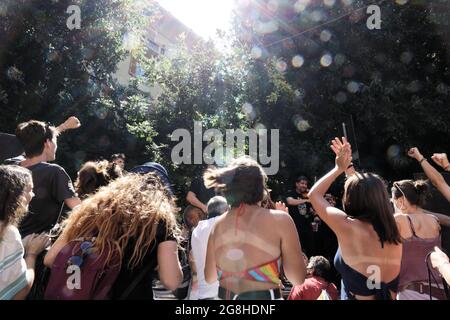 Genua, Italien. Juli 2021. Auf der Piazza Alimonda tanzen die Menschen anlässlich des 20. Jahrestages der Tötung von Carlo Giuliani während des politischen Forums der G8. Quelle: MLBARIONA/Alamy Live News Stockfoto