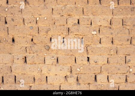 Nahaufnahme der Gebäudewand aus lehmziegeln, sonnengetrockneten Ziegeln, die während der Bauarbeiten in der Türkei Textur zeigen Stockfoto