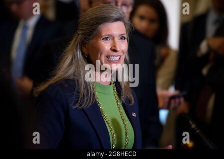 Der US-Senator Joni Ernst (Republikaner von Iowa) hält nach dem Mittagessen des republikanischen Senats im US-Kapitol in Washington, DC, am Dienstag, dem 20. Juli 2021, eine Rede. Kredit: Rod Lampey/CNP Stockfoto