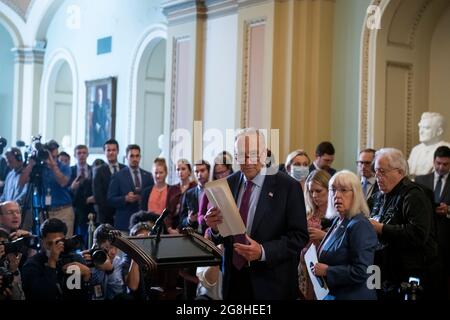 Washington, Vereinigte Staaten. Juli 2021. Der Mehrheitsführer des Senats der Vereinigten Staaten, Chuck Schumer (Demokrat von New York), links, und der Senator der Vereinigten Staaten, Patty Murray (Demokrat von Washington), rechts, treffen am Dienstag, dem 20. Juli 2021, am Rednerpult des Mittagessens des Demokratischen Senats im US-Kapitol in Washington, DC, ein. Kredit: Rod Lampey/CNP/dpa/Alamy Live Nachrichten Stockfoto