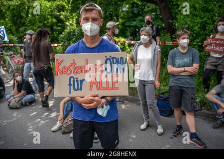 Demonstrant hält Schild mit der Aufschirmt ' Kostenloser ÖPNV für ALLE '. Mit dem Motto ' Gegenmacht bauen, statt Autobahnen bauen ' fand am Samstag, den 05.06.2021 eine Fahrraddemonstration in München statt. (Foto: Alexander Pohl/Sipa USA) Quelle: SIPA USA/Alamy Live News Stockfoto