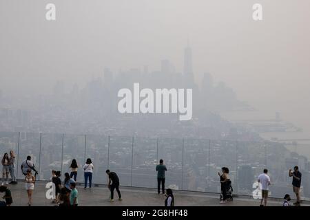 Besucher sehen die Skyline von New York City durch eine Abdeckung von Wildtierrauch vom Edge auf den Hudson Yards in New York, USA, 20. Juli 2021. REUTERS/Jeenah Moon