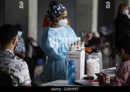 Tegucigalpa, Tegucigalpa, Honduras. Juli 2021. Die Krankenschwester bereitet eine Dosis des Impfstoffs vor, um eine Person, die im Impfzentrum angekommen ist, mit der zweiten Dosis des Pfizer-Medikaments zu impfen. Tegucigalpa, Honduras.Â der Gesundheitsminister schreitet mit dem Impfprozess gegen Covid-19 voran, für Menschen, die die zweite Dosis des Pfizer-Medikaments anwenden können. (Bild: © Milo Espinoza/ZUMA Press Wire) Stockfoto