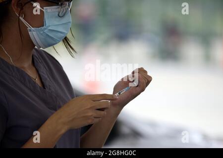 Tegucigalpa, Tegucigalpa, Honduras. Juli 2021. Eine Krankenschwester bereitet die zweite Dosis des Pfizer-Impfstoffs gegen Covid-19 vor. Tegucigalpa, Honduras.Â der Gesundheitsminister schreitet mit dem Impfprozess gegen Covid-19 voran, für Menschen, die die zweite Dosis des Pfizer-Medikaments anwenden können. (Bild: © Milo Espinoza/ZUMA Press Wire) Stockfoto