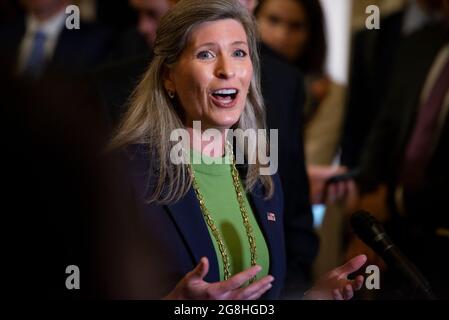 Der US-Senator Joni Ernst (Republikaner von Iowa) hält nach dem Mittagessen des republikanischen Senats im US-Kapitol in Washington, DC, am Dienstag, dem 20. Juli 2021, eine Rede. Kredit: Rod Lamkey/CNP /MediaPunch Stockfoto