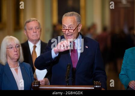 Chuck Schumer (Demokrat von New York), der Mehrheitsführer des US-Senats, kommentiert das Mittagessen des Demokratischen Senats im US-Kapitol in Washington, DC, am Dienstag, den 20. Juli 2021. Kredit: Rod Lamkey/CNP /MediaPunch Stockfoto