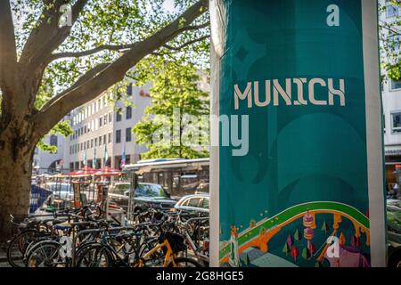 Auch wenn das erste EM-Spiel in der Münchner Allianz Arena erst am Dienstag stattfindet, ist die Münchner Innenstadt am 13. Juni 2021 optisch schon perfekt für die Europameisterschaft eingekleidet. (Foto: Alexander Pohl/Sipa USA) Quelle: SIPA USA/Alamy Live News Stockfoto