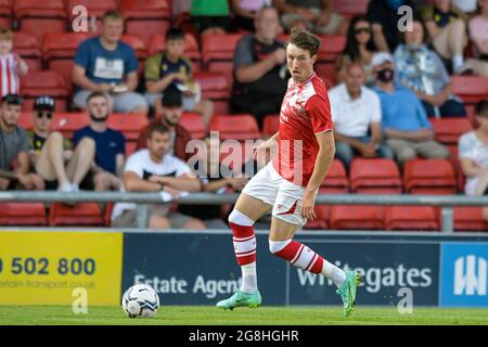 Crewe, Großbritannien. Juli 2021. Christopher Long #9 von Crewe Alexandra läuft mit dem Ball in Crewe, Vereinigtes Königreich am 7/20/2021. (Foto von Simon Whitehead/News Images/Sipa USA) Quelle: SIPA USA/Alamy Live News Stockfoto