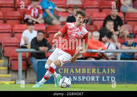 Crewe, Großbritannien. Juli 2021. Christopher Long #9 von Crewe Alexandra mit dem Ball in Crewe, Vereinigtes Königreich am 7/20/2021. (Foto von Simon Whitehead/News Images/Sipa USA) Quelle: SIPA USA/Alamy Live News Stockfoto