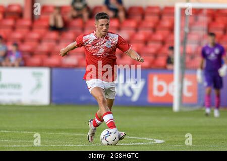 Crewe, Großbritannien. Juli 2021. Callum Ainley #11 von Crewe Alexandra läuft mit dem Ball in Crewe, Großbritannien am 7/20/2021. (Foto von Simon Whitehead/News Images/Sipa USA) Quelle: SIPA USA/Alamy Live News Stockfoto