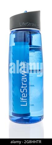 Winneconne, WI -20 Juli 2021: Eine Wasserflasche mit Filter von Lifebraw auf einem isolierten Hintergrund Stockfoto