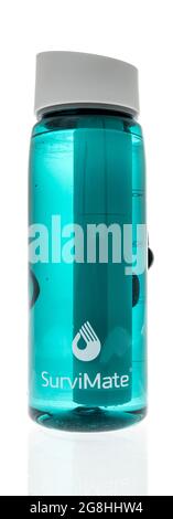 Winneconne, WI -20 Juli 2021: Eine Wasserflasche mit Filter von Survimate auf einem isolierten Hintergrund Stockfoto