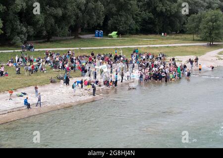 München, Deutschland. Juli 2019. Protestierenden an der Isar. Aus Protest gegen die Klimapolitik der Bundesregierung und des Münchner Rathauses nahmen am 12.7.2019 1150 Menschen an einem FFF-Protest Teil. (Foto: Alexander Pohl/Sipa USA) Quelle: SIPA USA/Alamy Live News Stockfoto