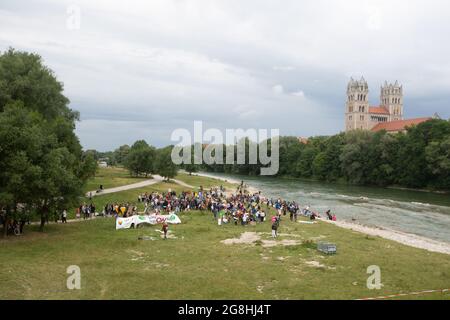 München, Deutschland. Juli 2019. Protestierenden an der Isar. Aus Protest gegen die Klimapolitik der Bundesregierung und des Münchner Rathauses nahmen am 12.7.2019 1150 Menschen an einem FFF-Protest Teil. (Foto: Alexander Pohl/Sipa USA) Quelle: SIPA USA/Alamy Live News Stockfoto