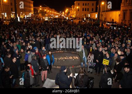 München, Deutschland. Februar 2020. Nach dem rassistischen Terroranschlag von Hanau, bei dem mindestens 11 Menschen starben, versammelten sich Tausende in München, um ihre Solidarität und ihren Protest gegen Faschismus, Antisemitismus, Rassismus und andere Formen der Diskriminierung zu demonstrieren. Die Kundgebung wurde von der kurdischen Gemeinde München am 20.2.2020 in München organisiert. (Foto: Alexander Pohl/Sipa USA) Quelle: SIPA USA/Alamy Live News Stockfoto