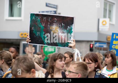 München, Deutschland. Juli 2019. Zeichen lesen ' mit einem Geist bewaffnet '. Aus Protest gegen die Klimapolitik der Bundesregierung und des Münchner Rathauses nahmen am 12.7.2019 1150 Menschen an einem FFF-Protest Teil. (Foto: Alexander Pohl/Sipa USA) Quelle: SIPA USA/Alamy Live News Stockfoto