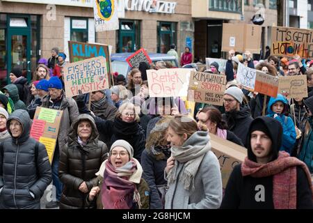 München, Deutschland. November 2019. Wie in tausenden anderen Städten der Welt demonstrierten am 29 in München zehntausende für Klimagerechtigkeit. November 2019. (Foto: Alexander Pohl/Sipa USA) Quelle: SIPA USA/Alamy Live News Stockfoto