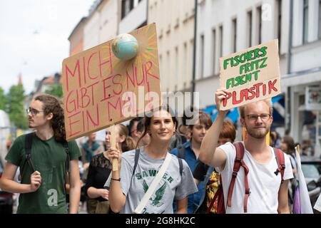 München, Deutschland. Juli 2019. Zeichen mit der Aufschrift „Es gibt nur eine Erde“. Aus Protest gegen die Klimapolitik der Bundesregierung und des Münchner Rathauses nahmen am 12.7.2019 1150 Menschen an einem FFF-Protest Teil. (Foto: Alexander Pohl/Sipa USA) Quelle: SIPA USA/Alamy Live News Stockfoto