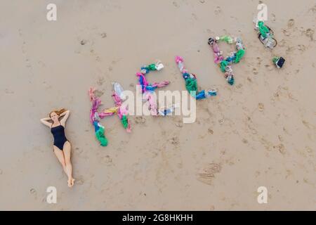 Hilfe Schriftzug aus Müll am Strand gemacht Stockfoto