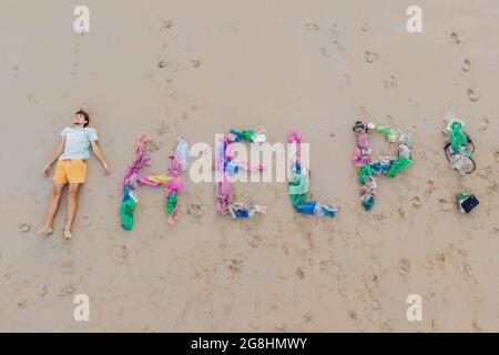 Hilfe Schriftzug aus Müll am Strand gemacht Stockfoto