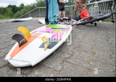 PRODUKTION - 12. Juli 2021, Hessen, Gießen: Surfbretter stehen am Wehr, wo die Surfwelle entstehen soll. (An dpa: 'Hessen statt Hawaii: 'Lahn Wave' um die Surf-Szene anzuziehen') Foto: Sebastian Gollnow/dpa Stockfoto